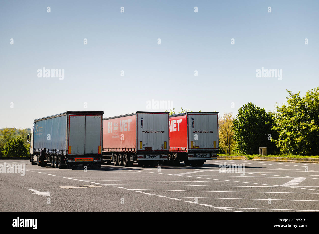 FRANCE - 5 mai 2016 : trois longs camions chariot garé sur un parking de l'autoroute en France Banque D'Images