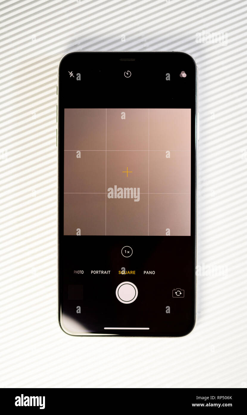 PARIS, FRANCE - Sep 27, 2018 : nouveau modèle de smartphone iPhone Xs Max par ordinateurs Apple close up, avec un appareil photo sur le mode d' square Banque D'Images
