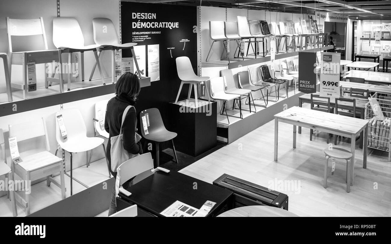PARIS, FRANCE - Nov 9, 2017 : Vue de dessus du Français hot woman shopping for chaises meubles dans le centre commercial Centre commercial IKEA meubles noir et blanc Banque D'Images