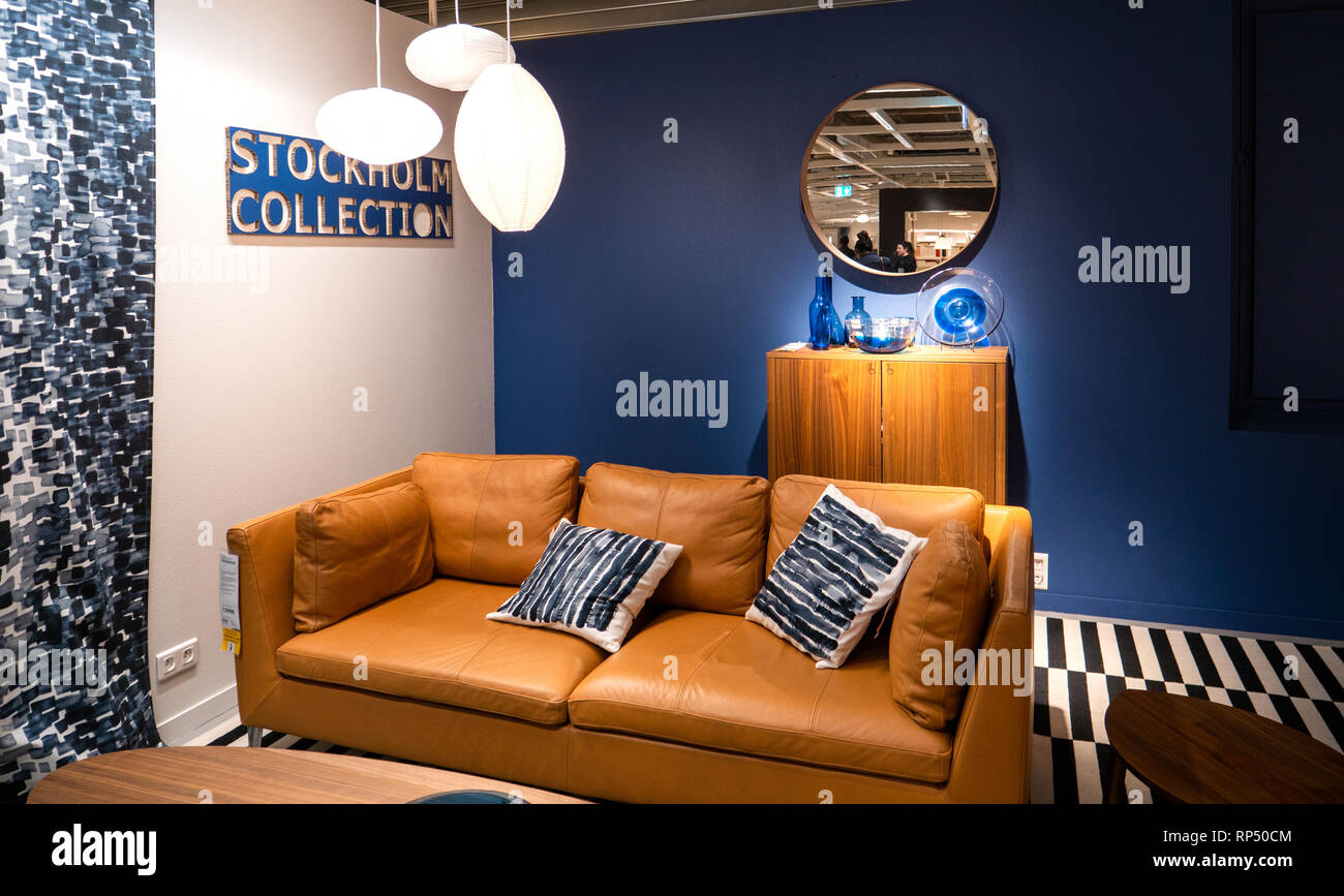 PARIS, FRANCE - Nov 9, 2017 : Salon canapé en cuir avec des murs bleus en  magasin de meubles IKEA STOCKHOLM collection Photo Stock - Alamy