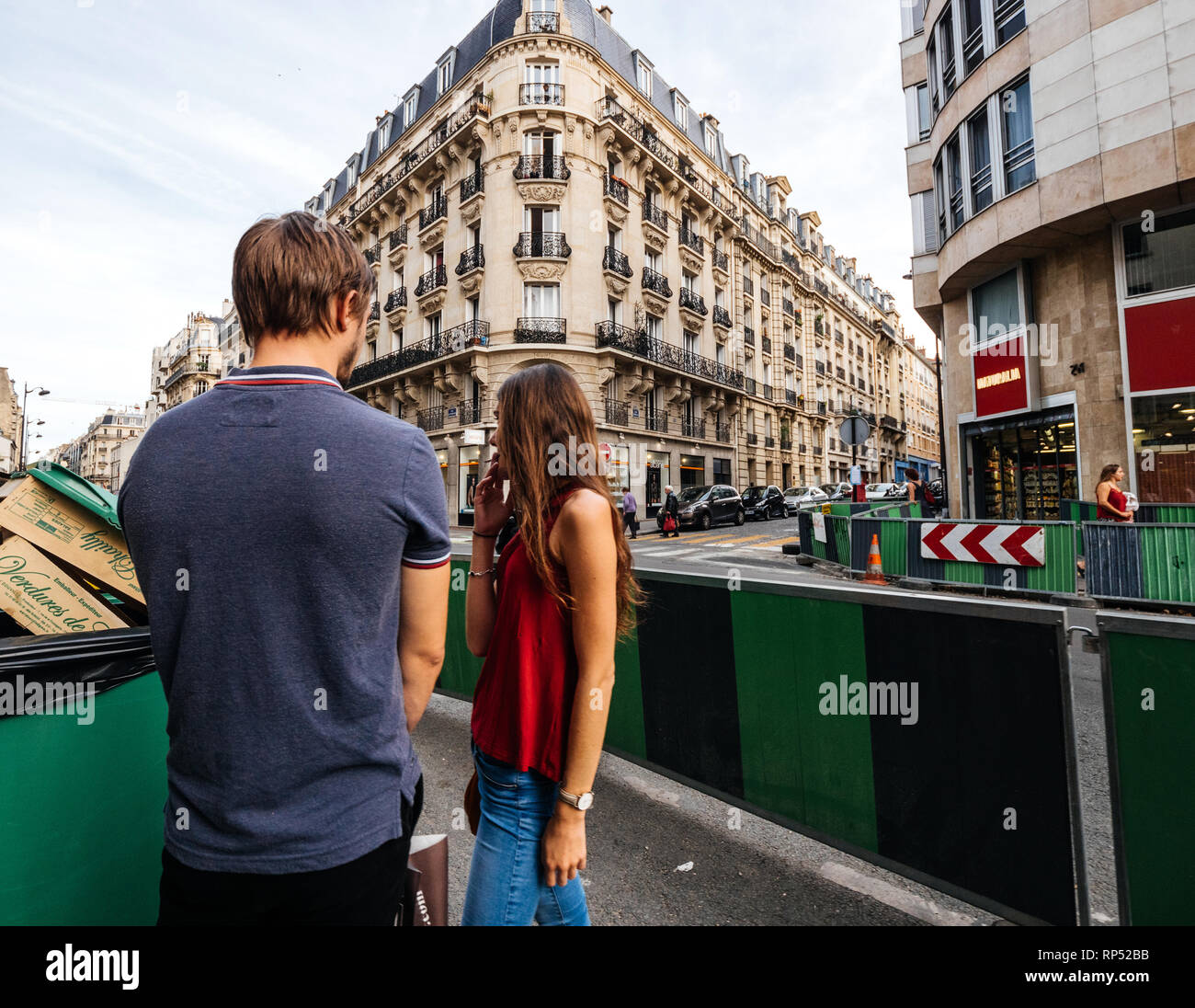 PARIS, FRANCE - OCT 13, 2018 : elegant couple français à parler au coin de la rue avec bâtiment haussmannien dans l'arrière-plan Banque D'Images