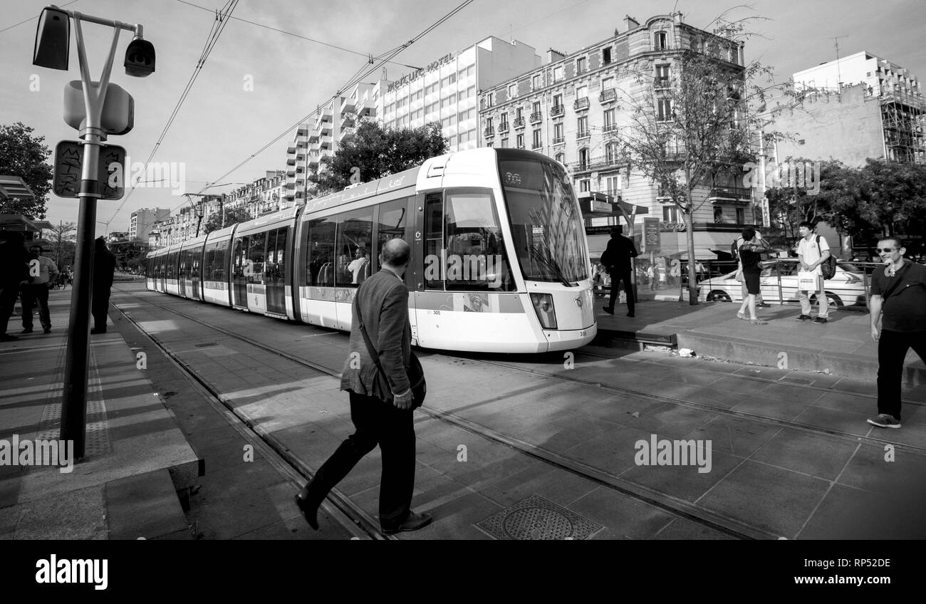 PARIS, FRANCE - OCT 13, 2018 : Le Stif dans la station de métro Porte de Versailles à l'arrivée du train en gare et les gens de quitter le train - noir et blanc Banque D'Images