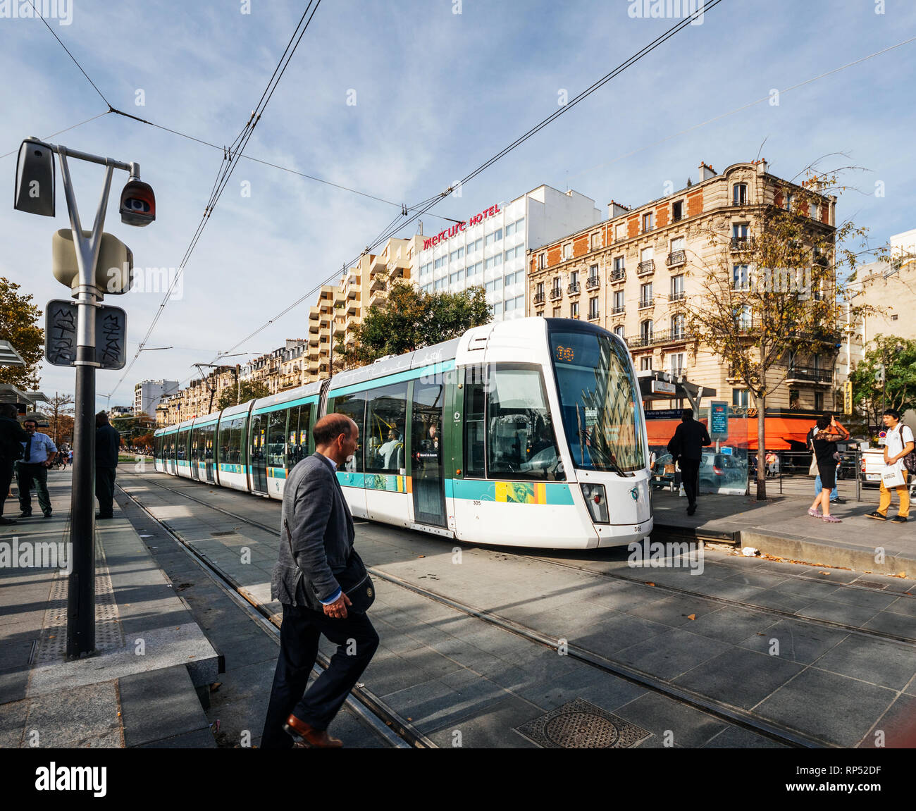 PARIS, FRANCE - OCT 13, 2018 : Le Stif dans la station de métro Porte de  Versailles à l'arrivée du train en gare et les gens de quitter le train  Photo Stock - Alamy