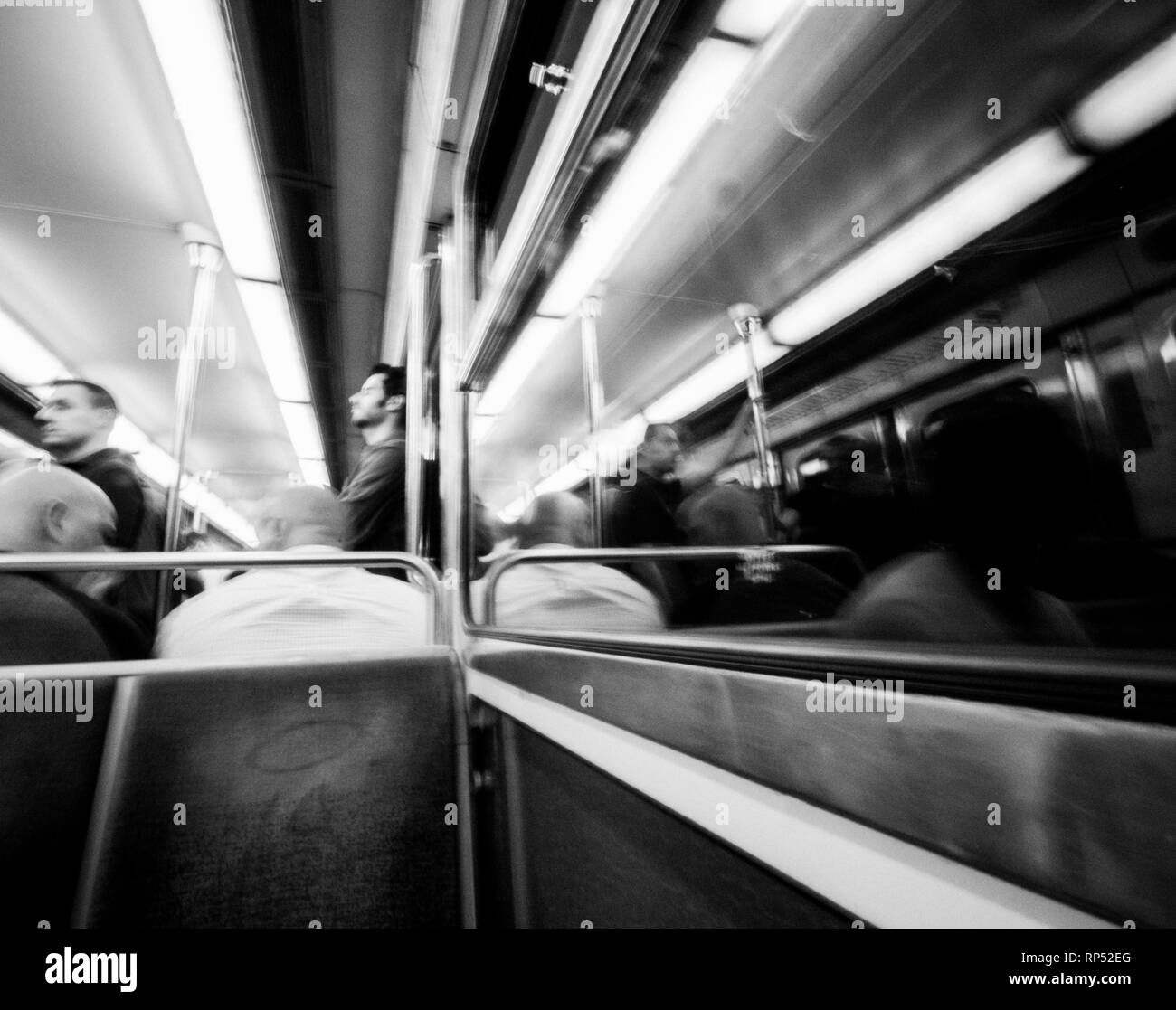 PARIS, FRANCE - OCT 13, 2018 : des navetteurs à l'intérieur de la Traditionnelle Française RER Metro Subway train noir et blanc Banque D'Images