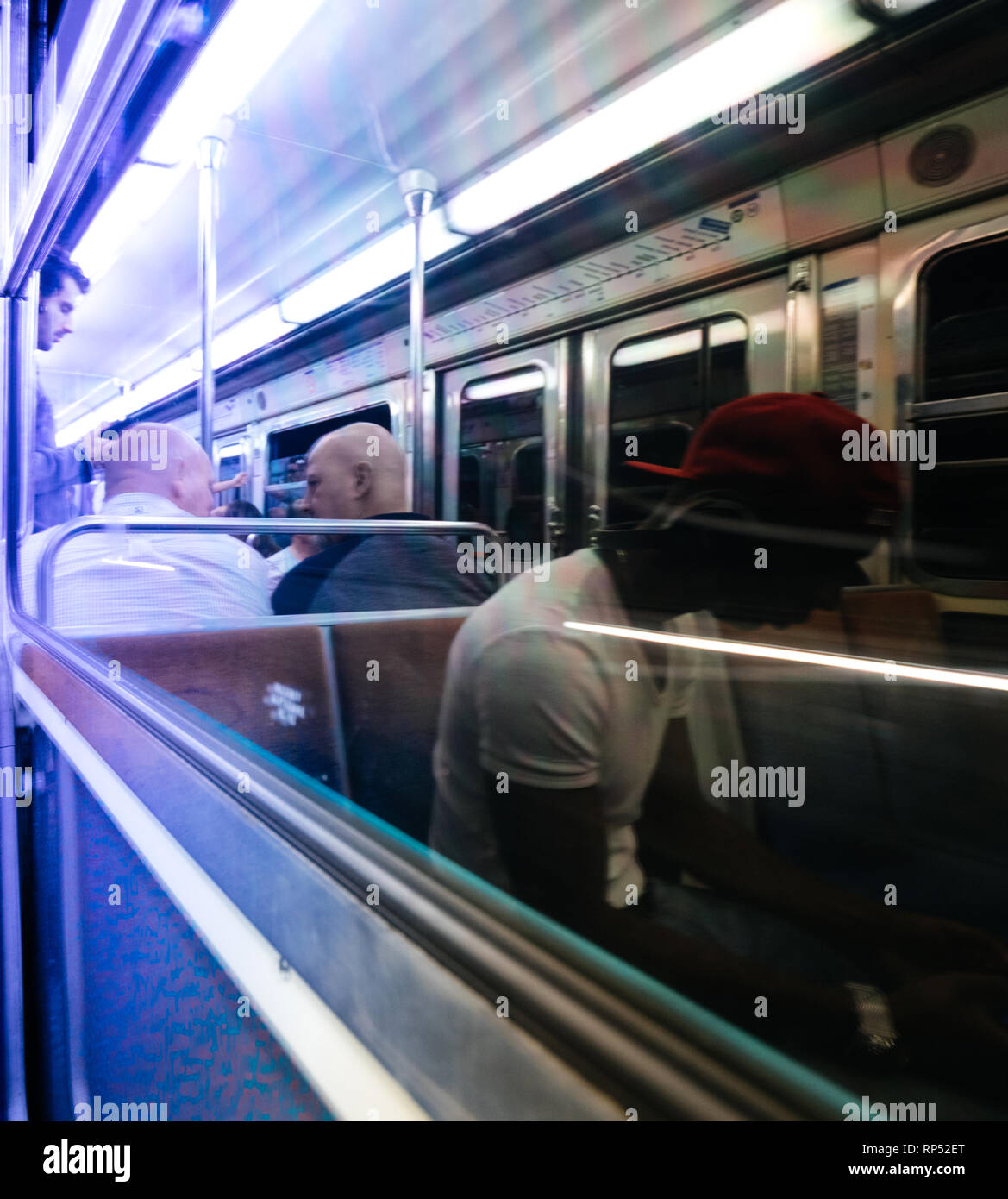 PARIS, FRANCE - OCT 13, 2018 : l'homme ethncity noir à l'intérieur du trajet RER metro français traditionnel Subway train - reflection dans la fenêtre Banque D'Images