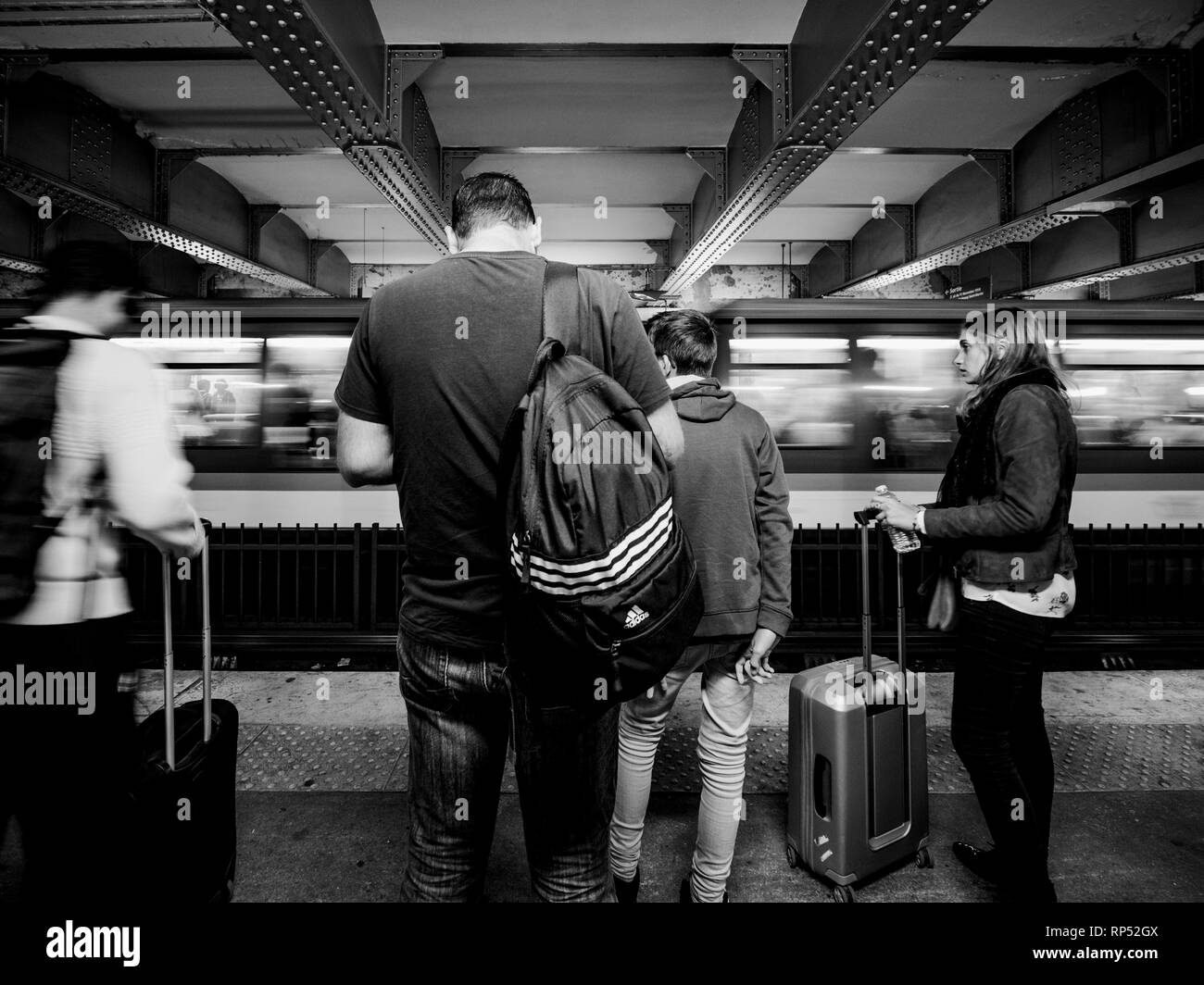 PARIS, FRANCE - OCT 13, 2018 : les navetteurs grande foule de personnes en attente dans la station de métro Montparnasse bienvenue pour leur trajet de train dans la région métropolitaine de paris - noir et blanc Banque D'Images