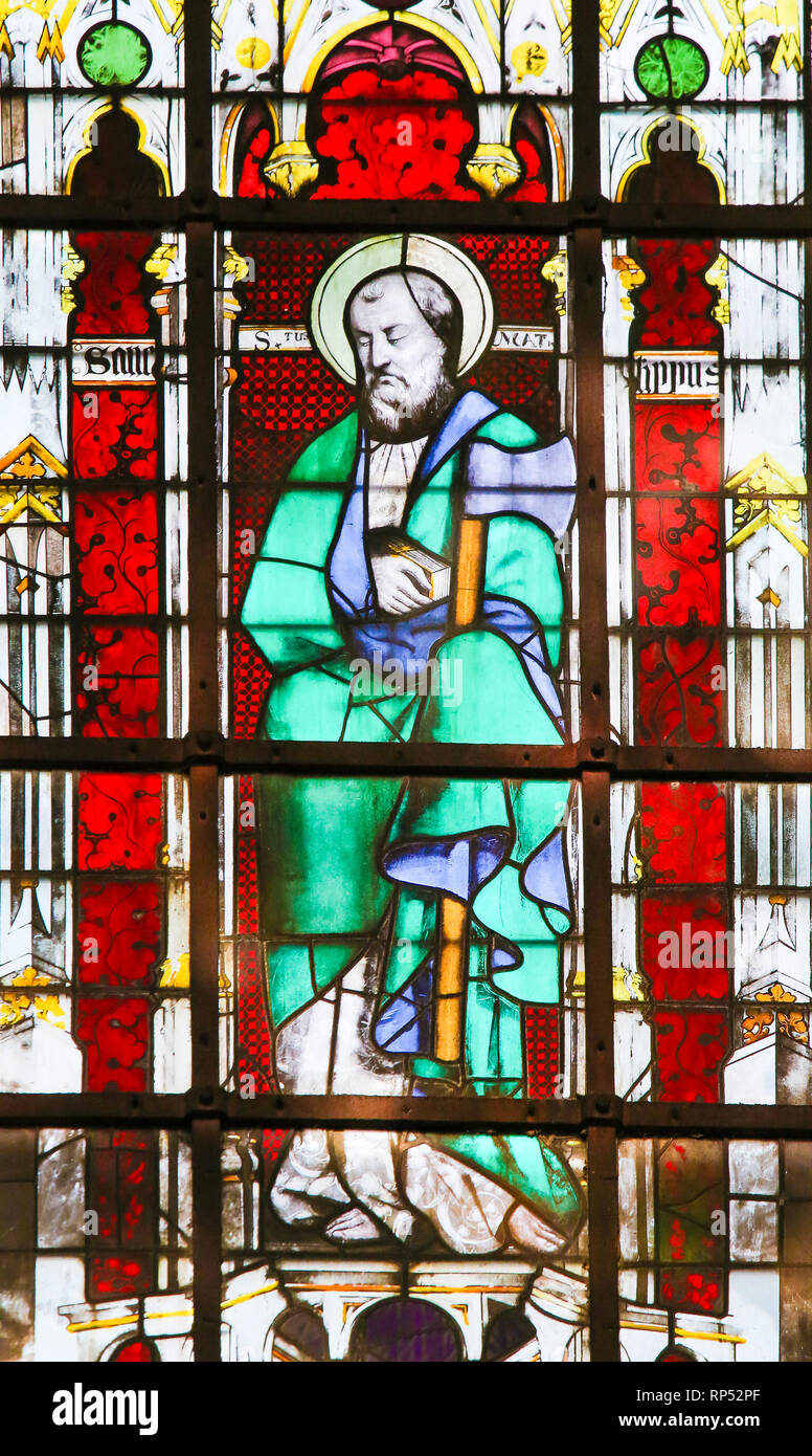 Vitraux dans l'église de Saint Severin, Quartier Latin, Paris, France, représentant Saint Matthias tenant une hache Banque D'Images