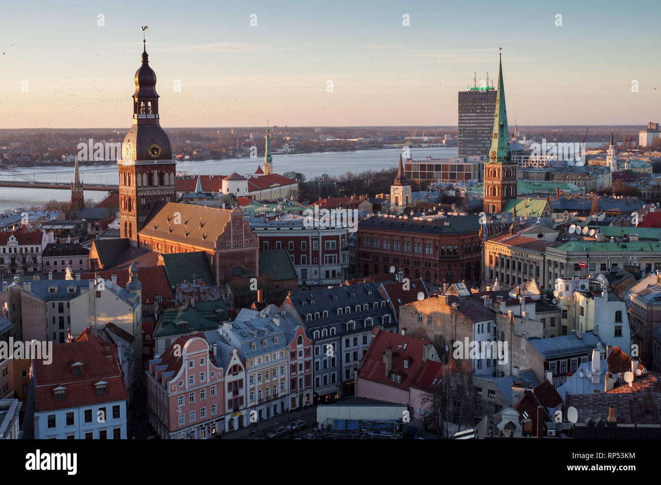 Vue sur la vieille ville et tour de la cathédrale de Riga sur une après-midi de fin d'hiver à partir du haut de l'église de Saint - Pierre - sur Riga, Lettonie Banque D'Images