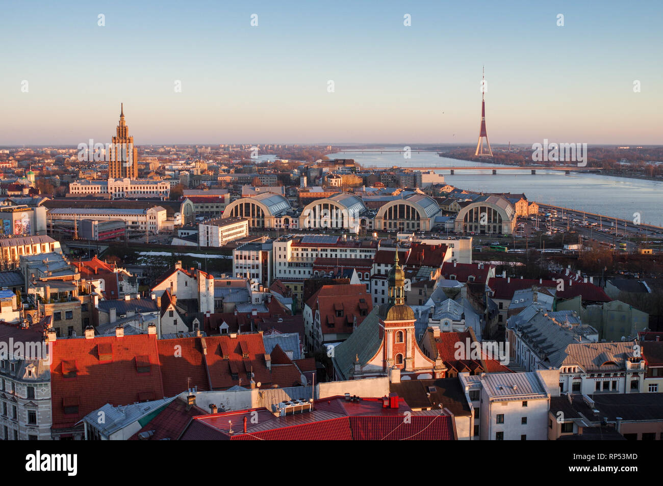 Vue sur le centre-ville de Riga et la tour de télévision et de radio sur un après-midi de fin d'hiver à partir du haut de l'église de Saint - Pierre - sur Riga, Lettonie Banque D'Images