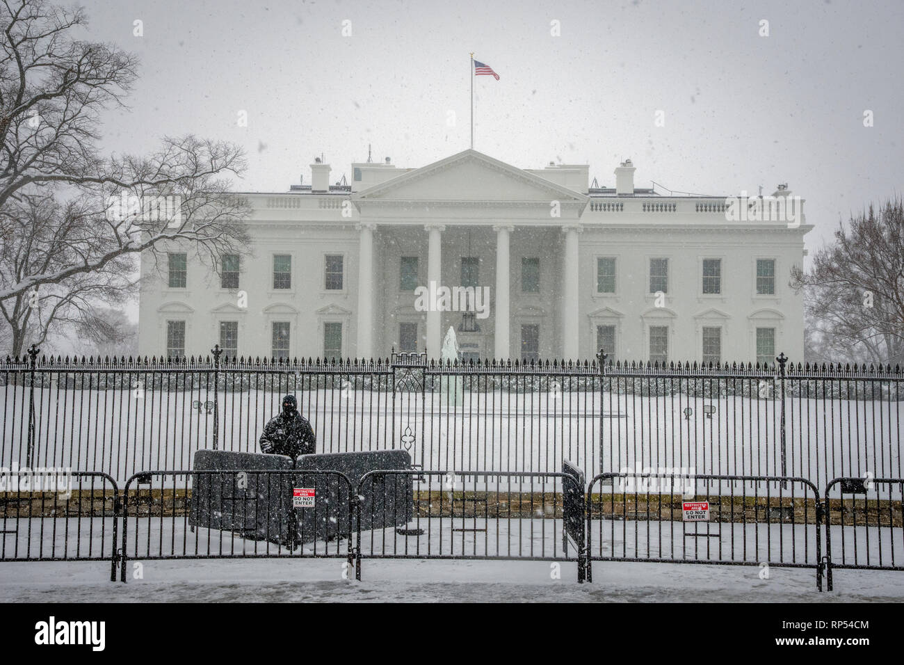 Un Service Secret guard est regarder en face de l'Amérique du portique de la Maison Blanche, le 20 février 2019. Banque D'Images