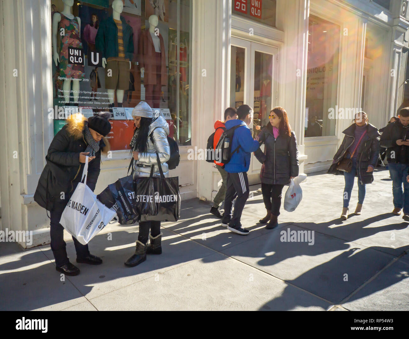 Les consommateurs et leurs achats de marque Steve Madden sur Broadway dans Soho à New York le samedi 16 février 2019. (Â© Richard B. Levine) Banque D'Images