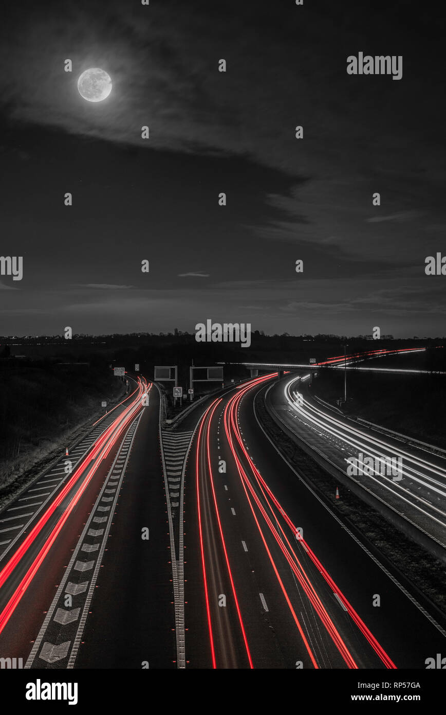 Des sentiers de lumière sur l'autoroute M1 Banque D'Images