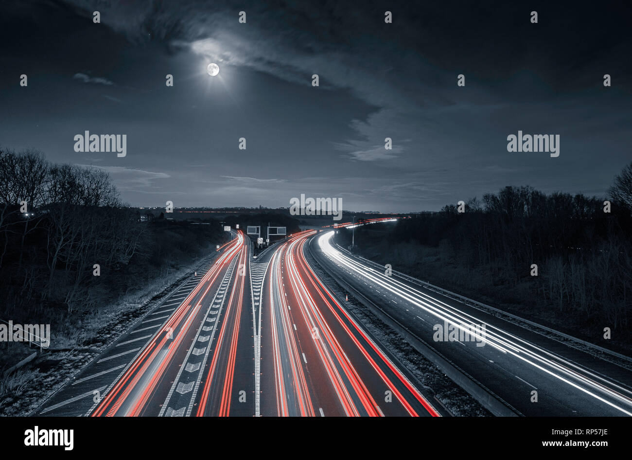 Des sentiers de lumière sur l'autoroute M1 Banque D'Images