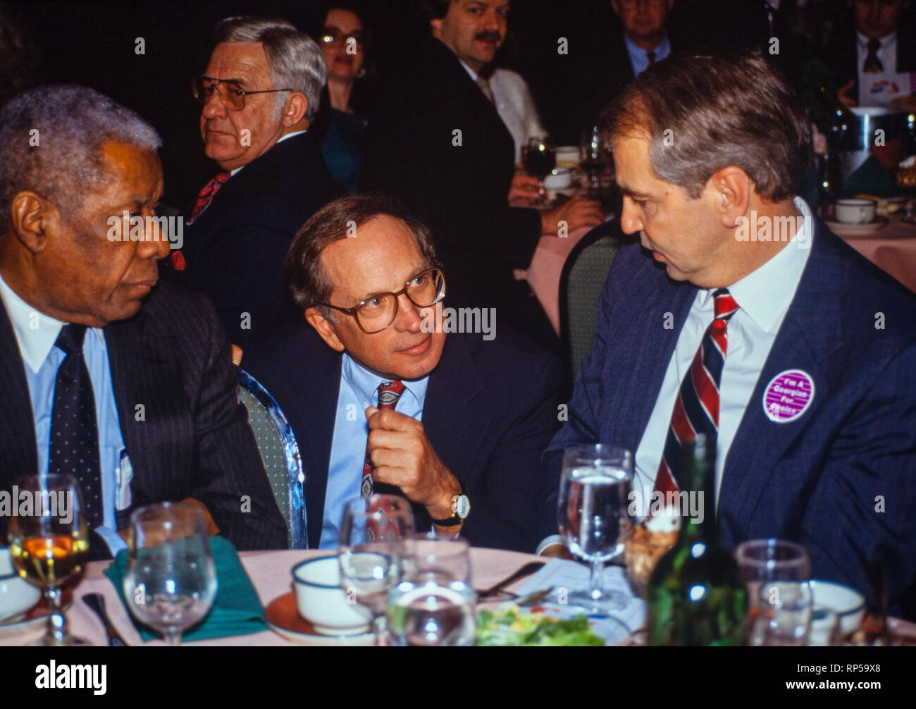 Le sénateur américain Sam Nunn, un démocrate de la Géorgie des entretiens avec le Sénateur Paul Tsongas (droite) et homme d'Atlanta et de l'assurance conseil exécutif Jesse Hill (gauche) à un dîner Parti démocratique de Géorgie Banque D'Images