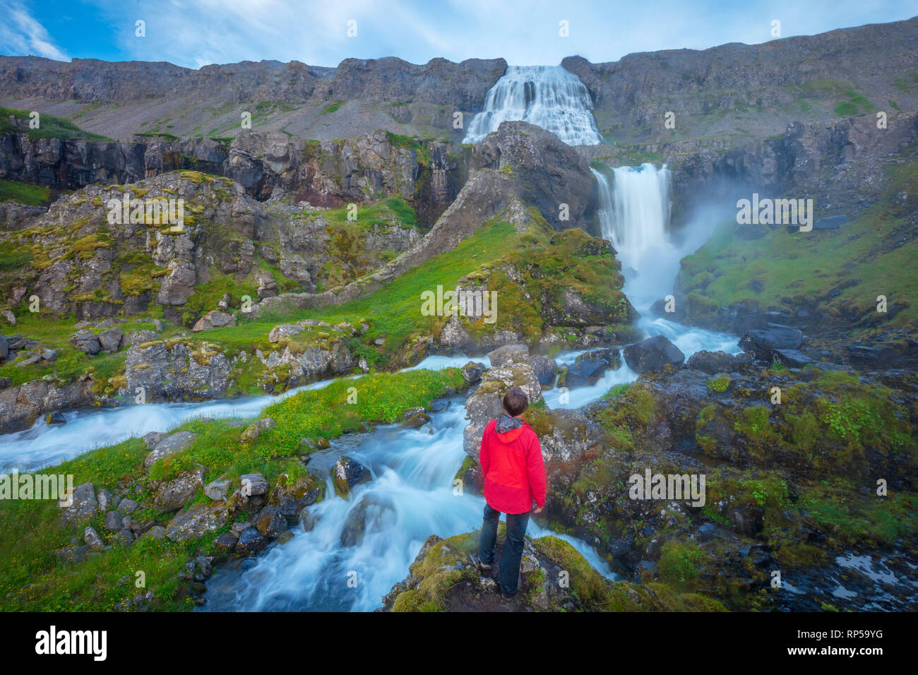 Personne sous la cascade de Dynjandi multiples cascade. Westfjords, Islande. Banque D'Images