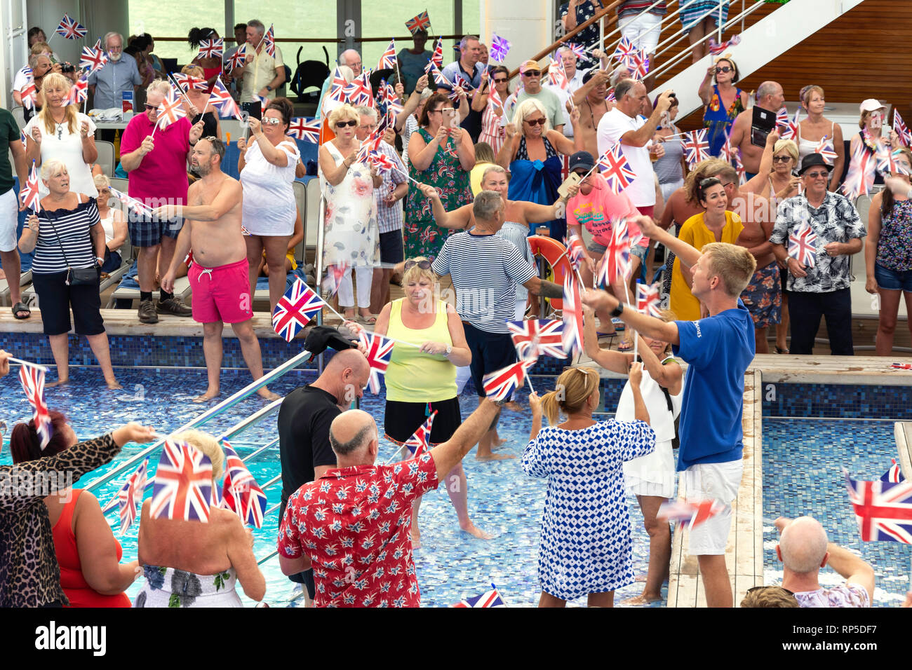 Faites la fête à bord du bateau de croisière P&O Britannia en quittant Roseau, Dominique, Petites Antilles, Caraïbes Banque D'Images