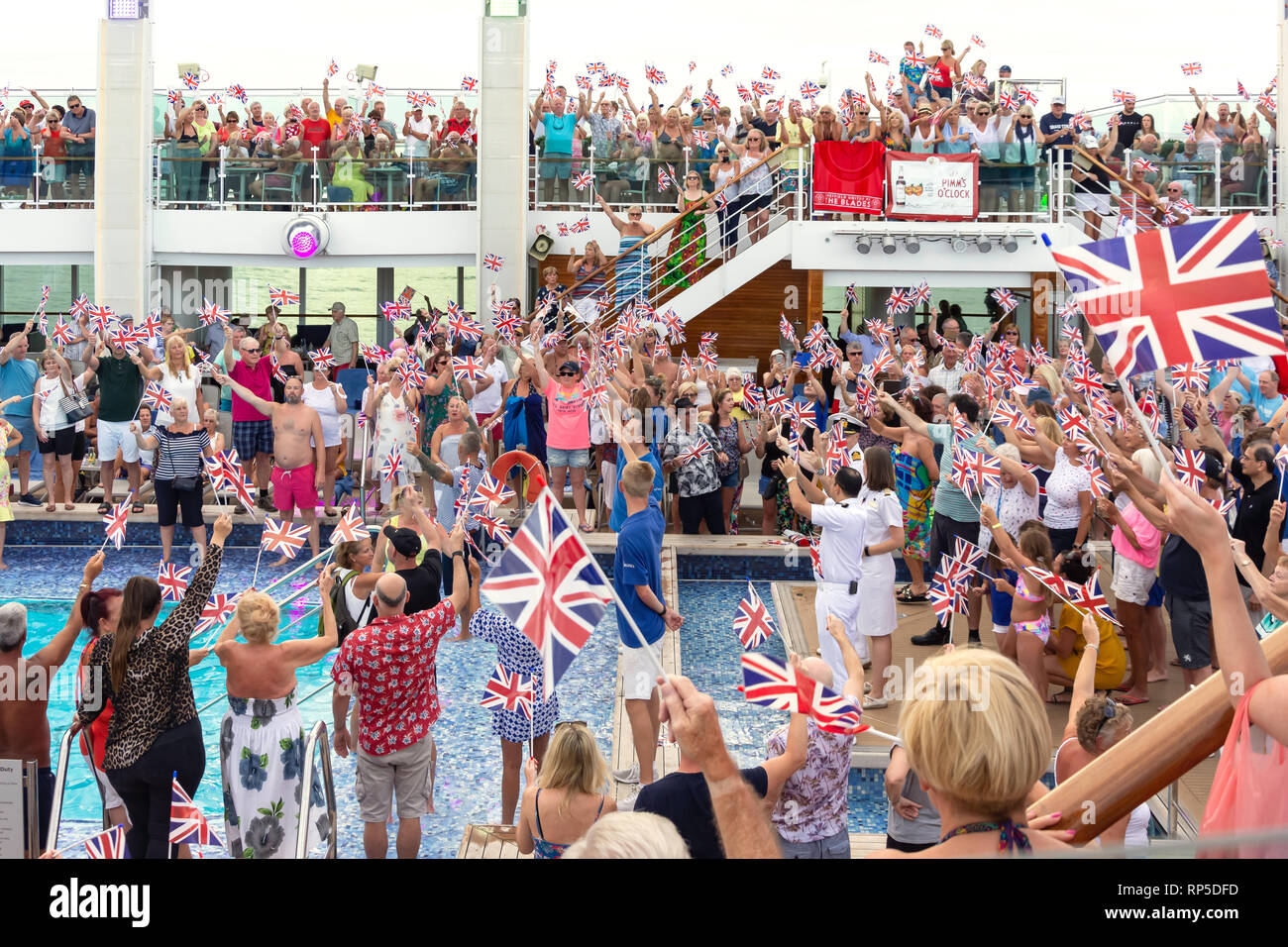 Faites la fête à bord du bateau de croisière P&O Britannia en quittant Roseau, Dominique, Petites Antilles, Caraïbes Banque D'Images