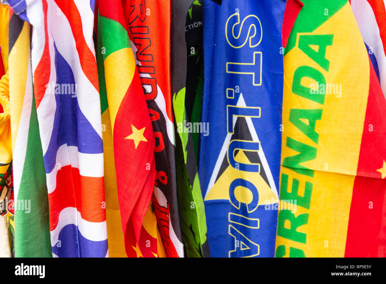 Drapeaux colorés Caraïbes à l'extérieur de magasin de souvenirs, St.George's, Grenade, Lesser Antilles, Caribbean Banque D'Images