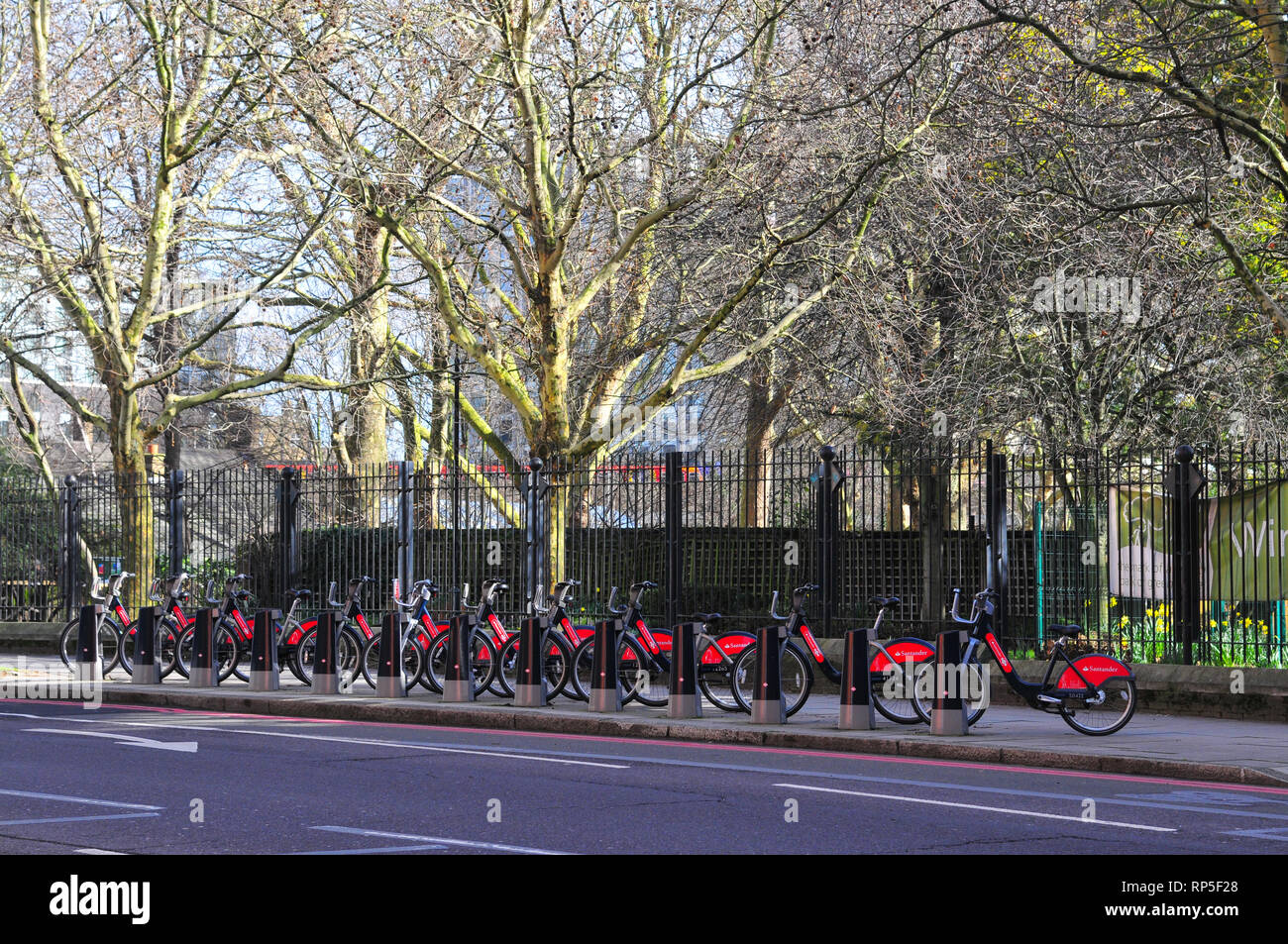 Santander vélo location de vélos garés sur une rue de Londres Banque D'Images
