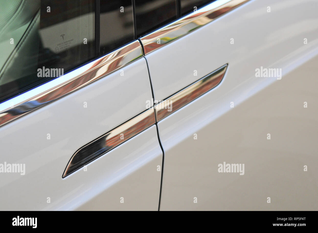 Une photo d'une poignée de porte blanc un modèle X Tesla voiture électrique  Photo Stock - Alamy