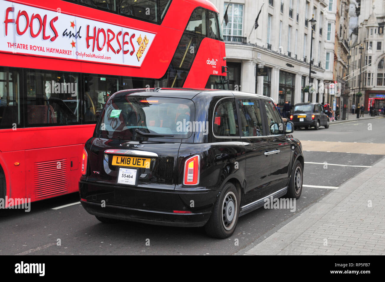 Nouveau TX LEVC taxi, taxi noir, la conduite sur les rues de Londres. Banque D'Images