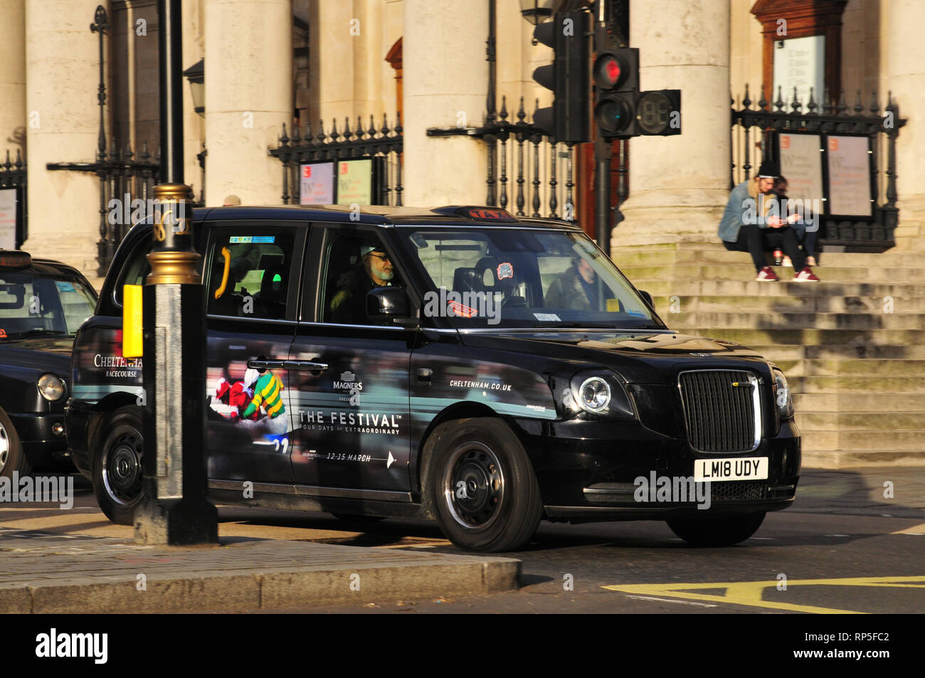 Nouveau TX LEVC taxi, taxi noir, la conduite sur les rues de Londres. Banque D'Images