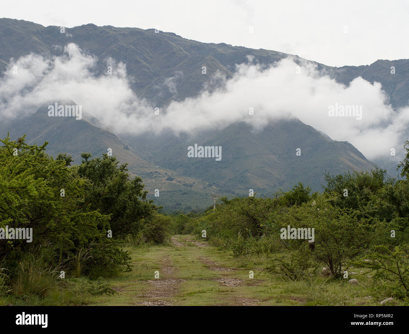 Vue de la montagnes Comechingones couvert de nuages à Villa de Merlo, San Luis, Argentine. Banque D'Images