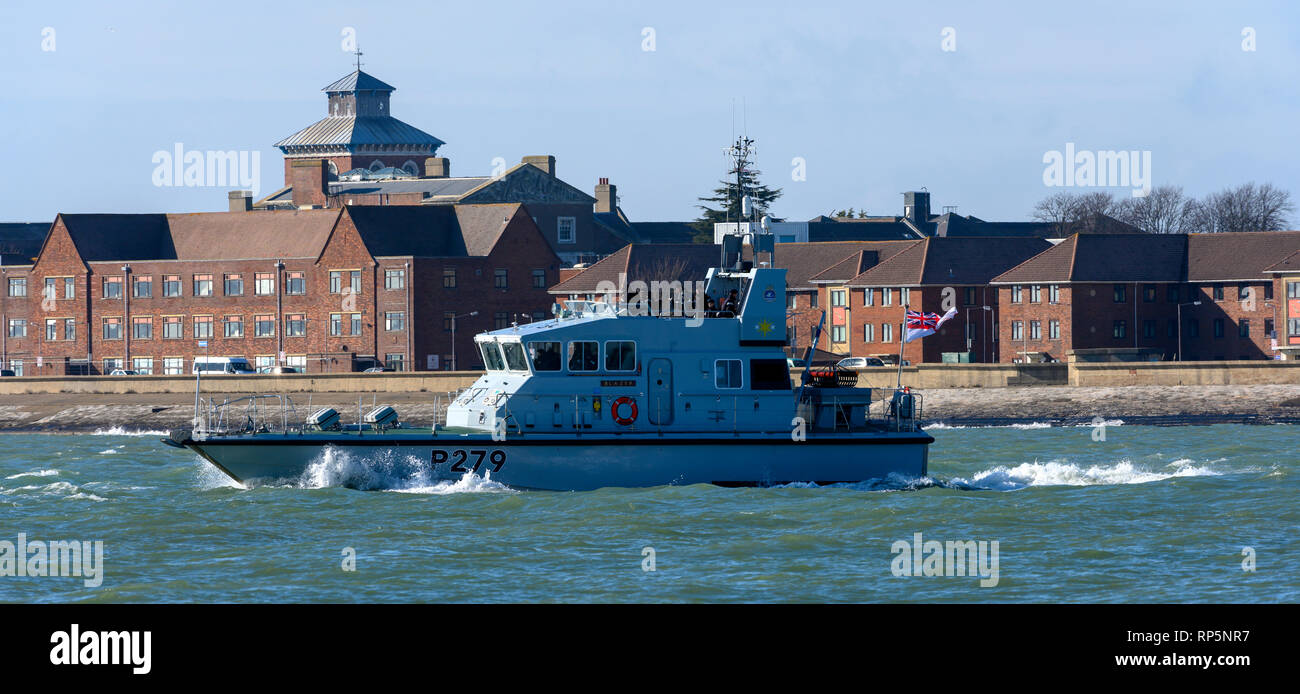 Le HMS Blazer - P279 - Classe Archer le bateau de patrouille de la Marine royale britannique, laissant le port de Portsmouth, Portsmouth, Hampshire, England, UK Banque D'Images