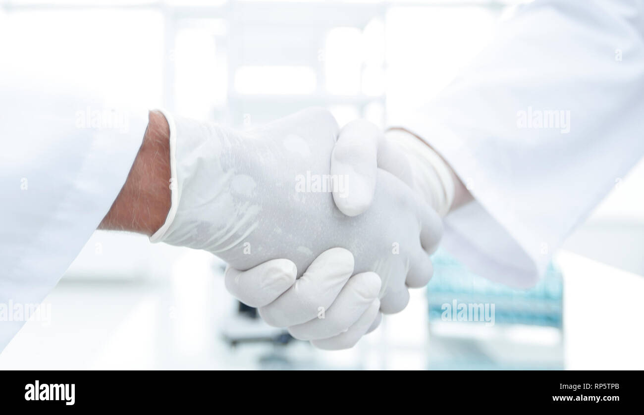 Liaison avec les gants blancs Banque D'Images