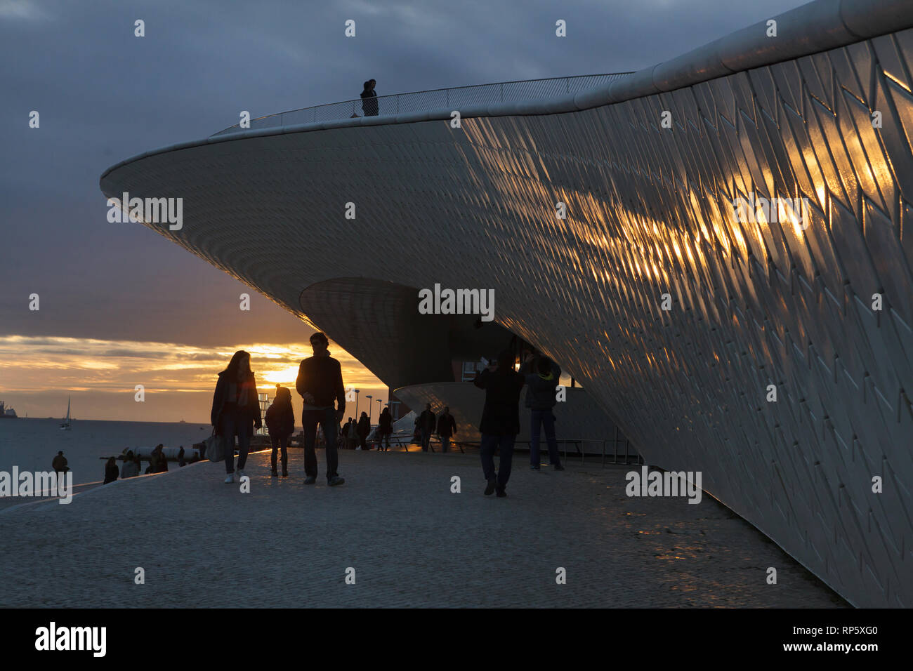 Les gens en face du Musée d'art, d'architecture et de la technologie (MAAT) conçu par l'architecte britannique Amanda Levete (2016) sur la rive de la rivière tage district de Belém à Lisbonne, Portugal. Banque D'Images