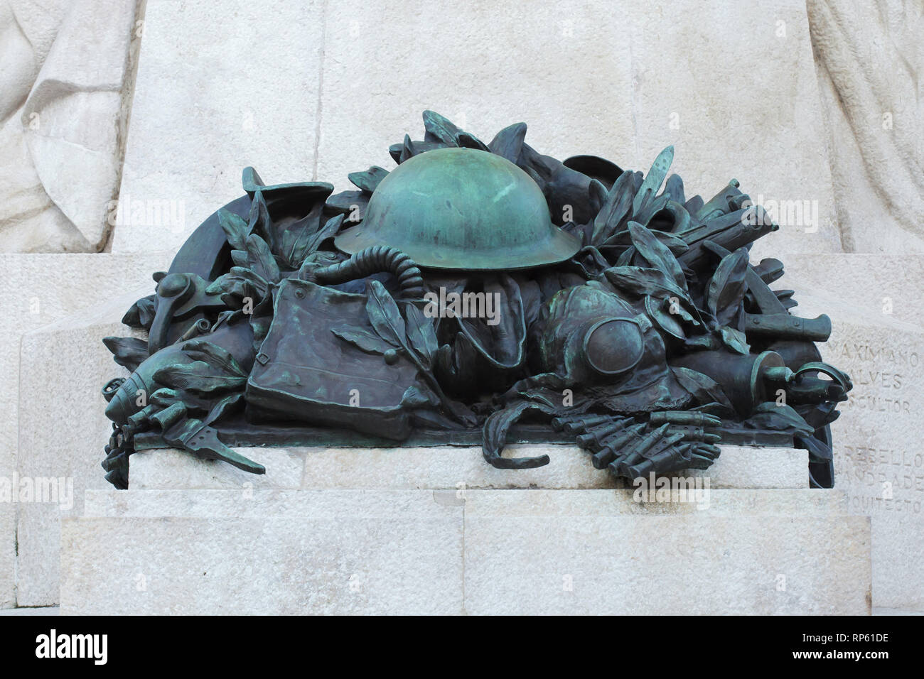 Détail du Mémorial des Portugais tombés lors de la Première Guerre mondiale conçu par sculpteur Portugais Maximiliano Alves (1931) sur l'Avenida da Liberdade à Lisbonne, Portugal. Banque D'Images