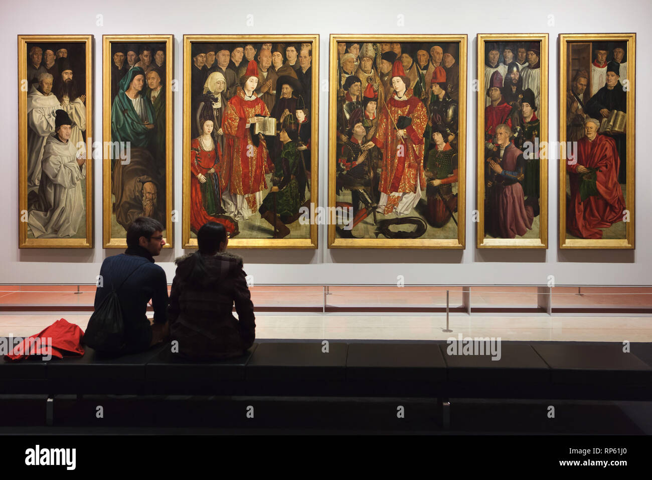 Visiteurs en face des panneaux de Saint Vincent par peintre de la cour portugaise Nuno Gonçalves (1470) affiché dans le Musée National d'Art Ancien (Museu Nacional de Arte Antiga) à Lisbonne, Portugal. Banque D'Images