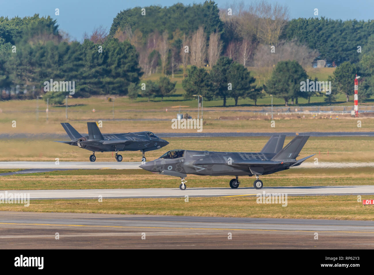 Royal Air Force RAF Lockheed Martin F-35B Lightning II avions de chasse furtifs à réaction à la RAF Marham, Norfolk, Royaume-Uni. Paire d'avions circulant Banque D'Images