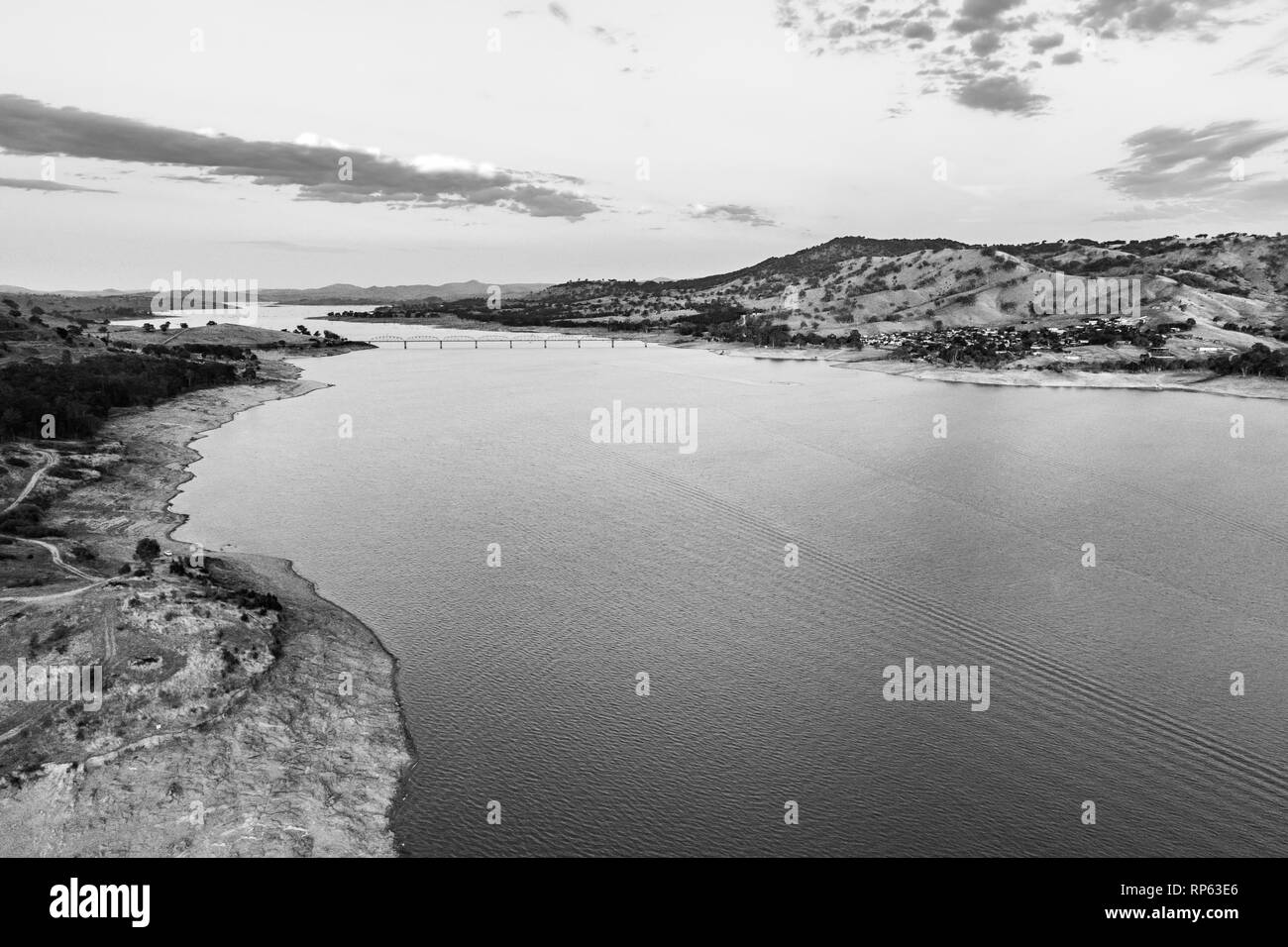 Pont sur le fleuve Murray et du lac Hume en noir et blanc - vue aérienne with copy space Banque D'Images