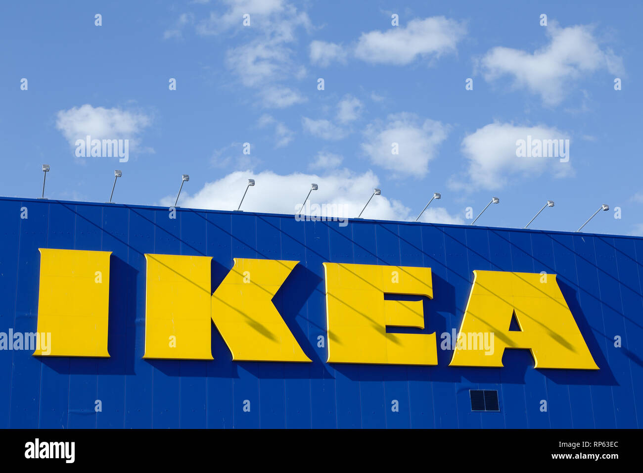 Uppsala, Suède - 6 juillet 2016 : l'extérieur avec logo Ikea sur le mur extérieur de magasin de meubles. Banque D'Images