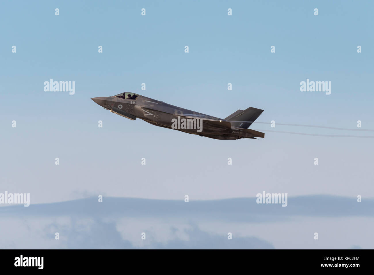 Royal Air Force RAF Lockheed Martin F-35B Lightning II Stealth jet avion de chasse à RAF Marham, Norfolk, Royaume-Uni. Décoller avec wingtip banderolles Banque D'Images