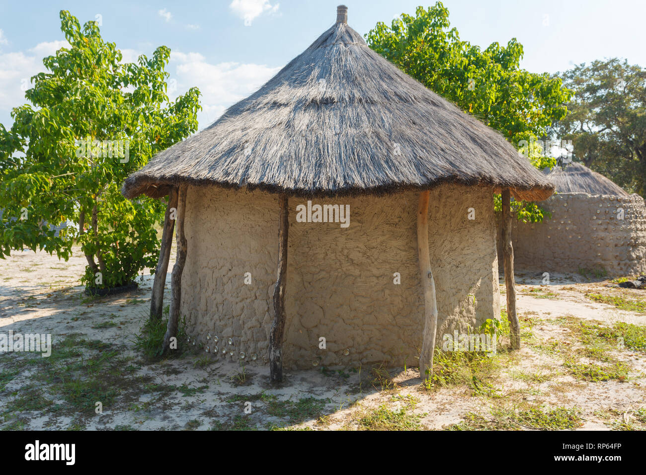 Gros plan de la cabane de boue ronde traditionnelle avec toit de chaume des indigènes du Botswana, Afrique Banque D'Images