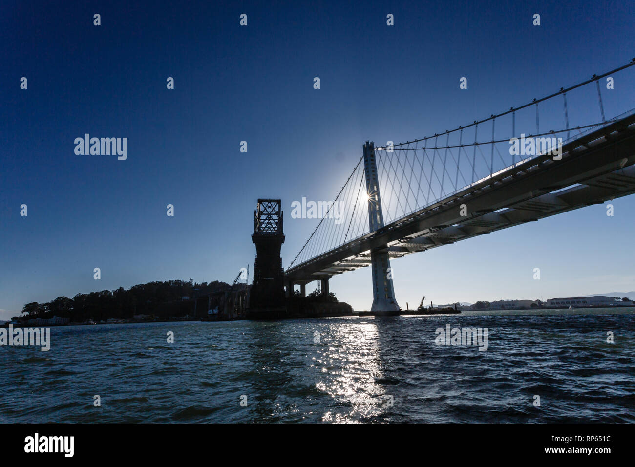 Derniers morceaux de vieux Bay Bridge à San Francisco vu de l'eau ci-dessous Banque D'Images