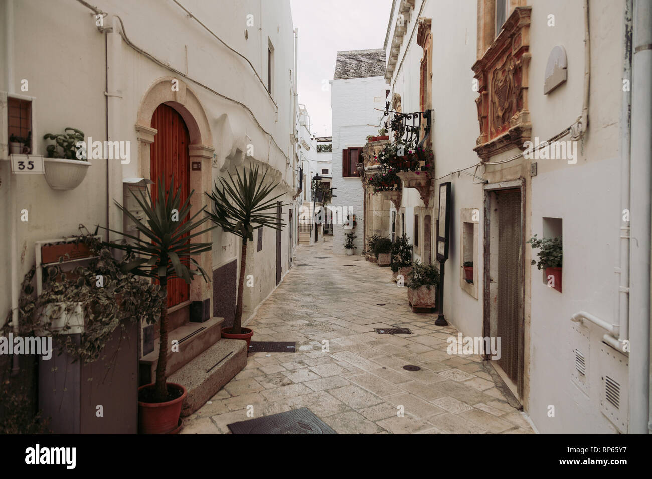 Rue blanche étroite in Bari vieille ville, province de Bari, Pouilles dans sauthern région Italie Banque D'Images