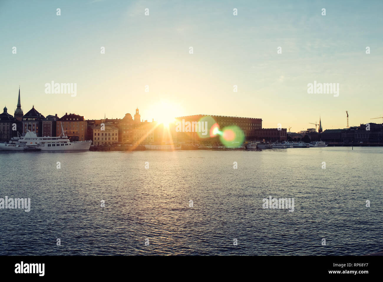 Grâce à l'éclatement du soleil maisons derrière l'horizon de Stockholm au cours de coucher du soleil vu de Skeppsholmen au cours de l'été (Stockholm, Suède, Europe) Banque D'Images