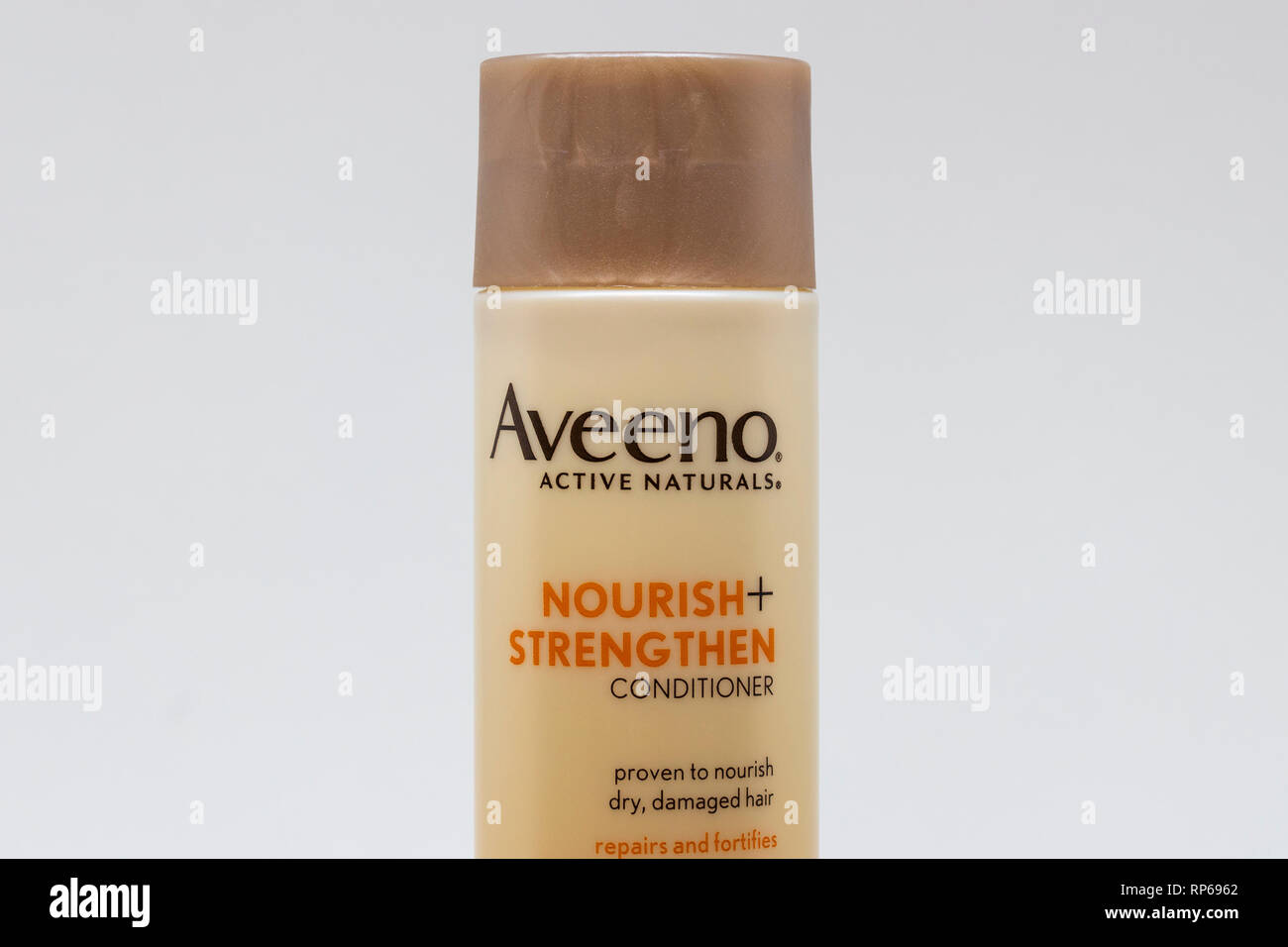 ST. PAUL, MN/USA - 19 février 2019 : Aveeno Active Naturals conditionneur et logo de marque. L'est une marque de soins de la peau et produits de soins capillaires. Banque D'Images