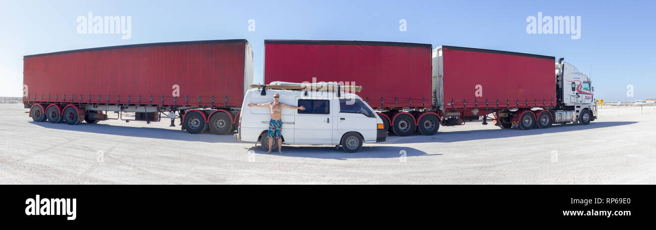 White van parking attenant à un train routier, la Nullabor Dessert, Australie Banque D'Images