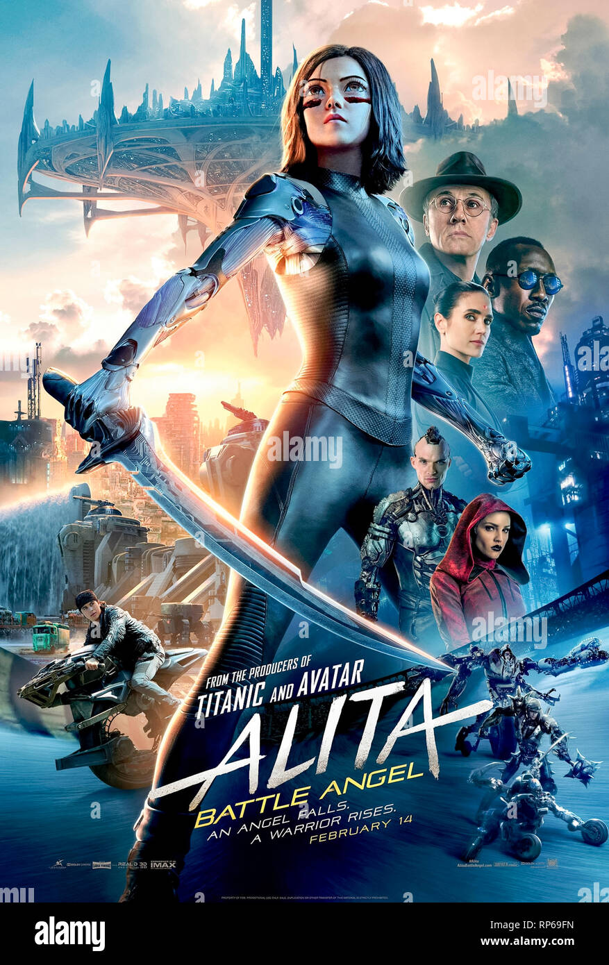 Alita : Battle Angel (2019) réalisé par Robert Rodriguez et avec Rosa Salazar, Christoph Waltz et Jennifer Connelly. Une femme cyborg combat en arrière. Banque D'Images
