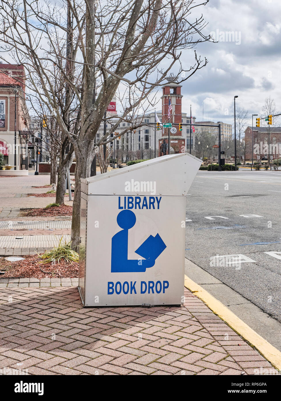 Boîte de dépôt des livres de bibliothèque sur une rue de la ville, au bord du trottoir, à Montgomery, en Alabama, USA. Banque D'Images