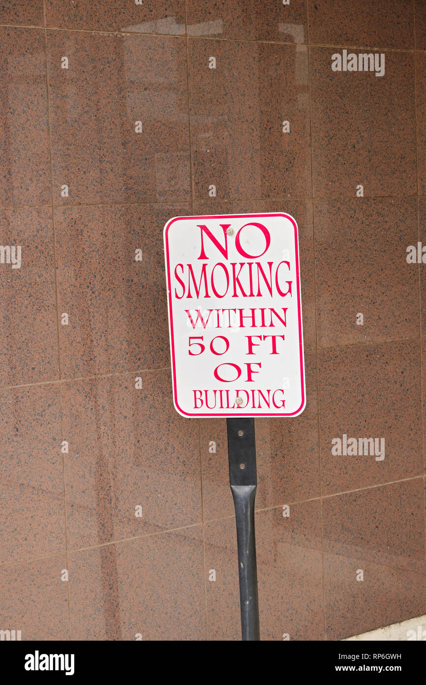 À côté de panneau de porte avant office building Attention Pas de fumeurs à moins de 50 pieds d'immeuble, une attention pour ne pas fumer à Montgomery, AL, États-Unis d'Amérique. Banque D'Images