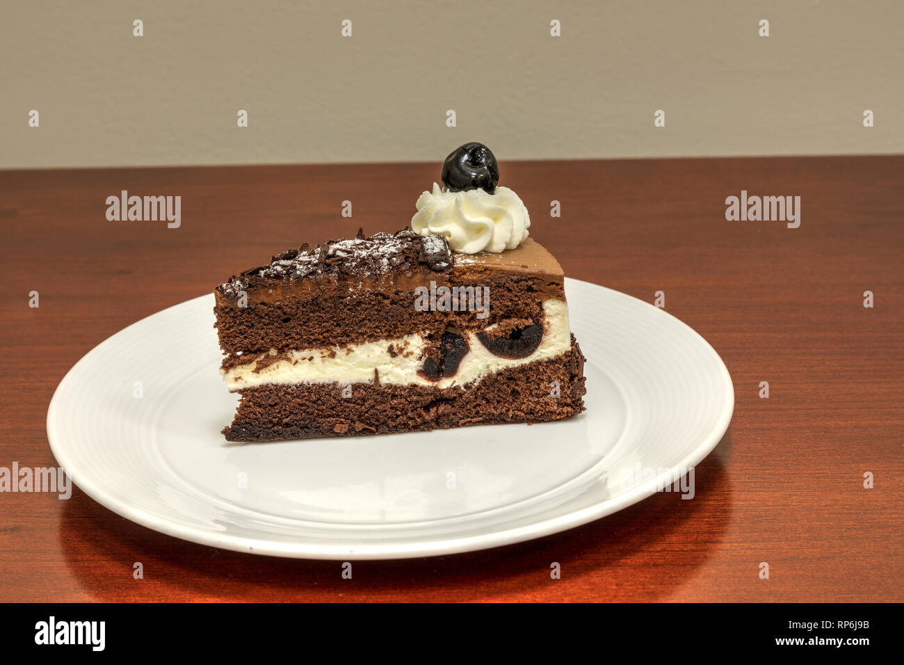 Forêt Noire gâteau au chocolat avec des cerises en dessert à l'occasion d'un buffet. Banque D'Images