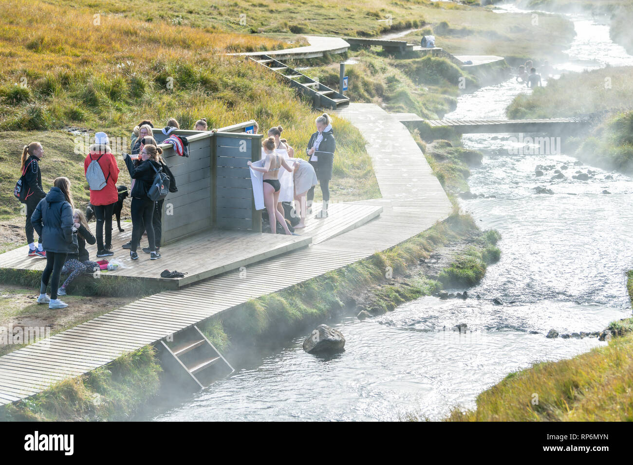 Hveragerdi, Islande - 18 septembre 2018 : de nombreuses piscine baignade dans les sources chaudes sur le sentier en automne au cours de Reykjadalur jour dans le sud de l'Islande sur l'ec d'or Banque D'Images