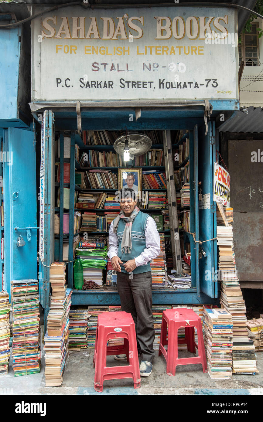 Vendeur de livres pédagogiques à Kolkata posant pour la caméra à son échoppe. Banque D'Images