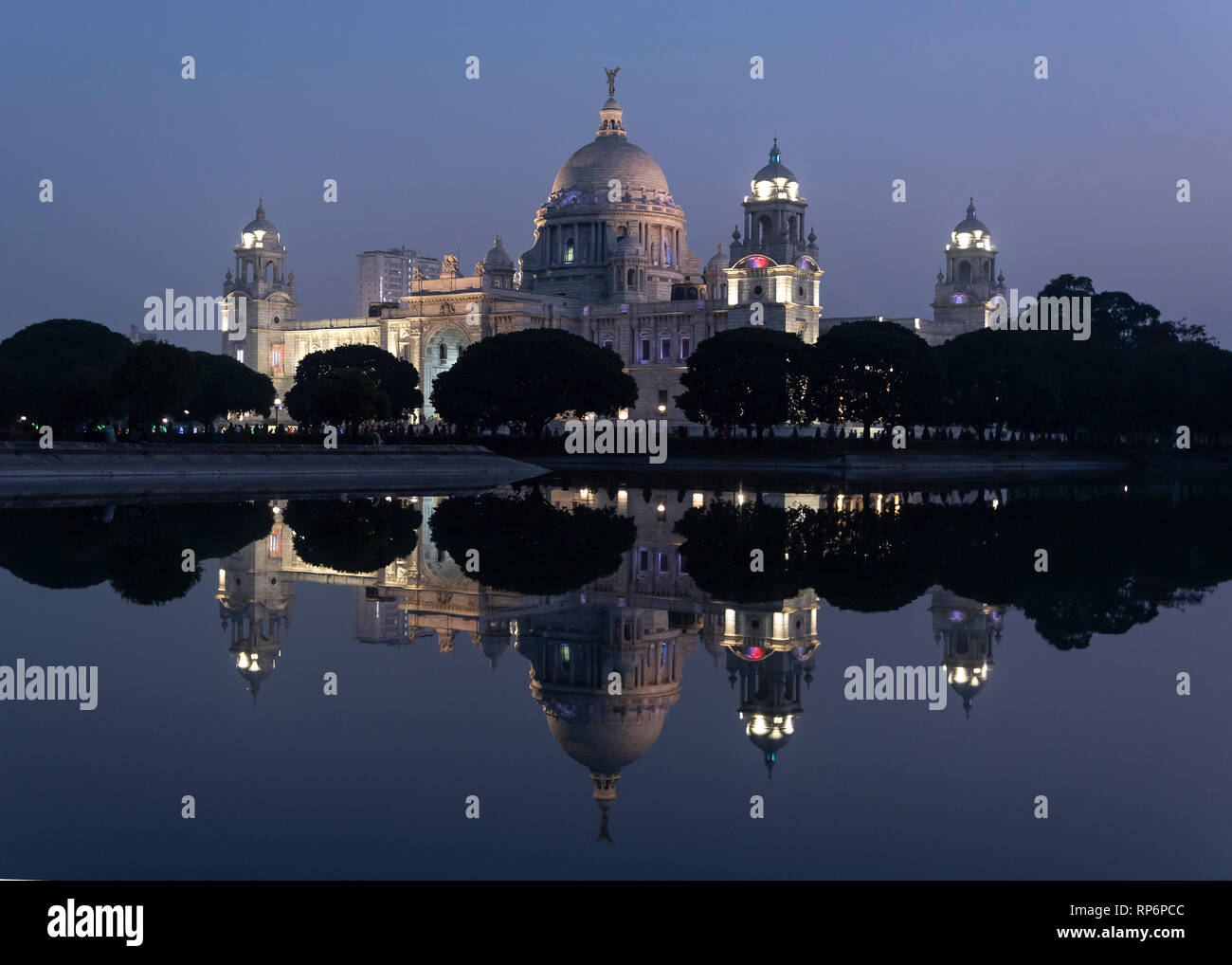 Une fois nuit crépuscule soir vue sur le Queen Victoria Memorial à Kolkata en miroir reflète dans l'eau de l'ouest de l'étang. Banque D'Images