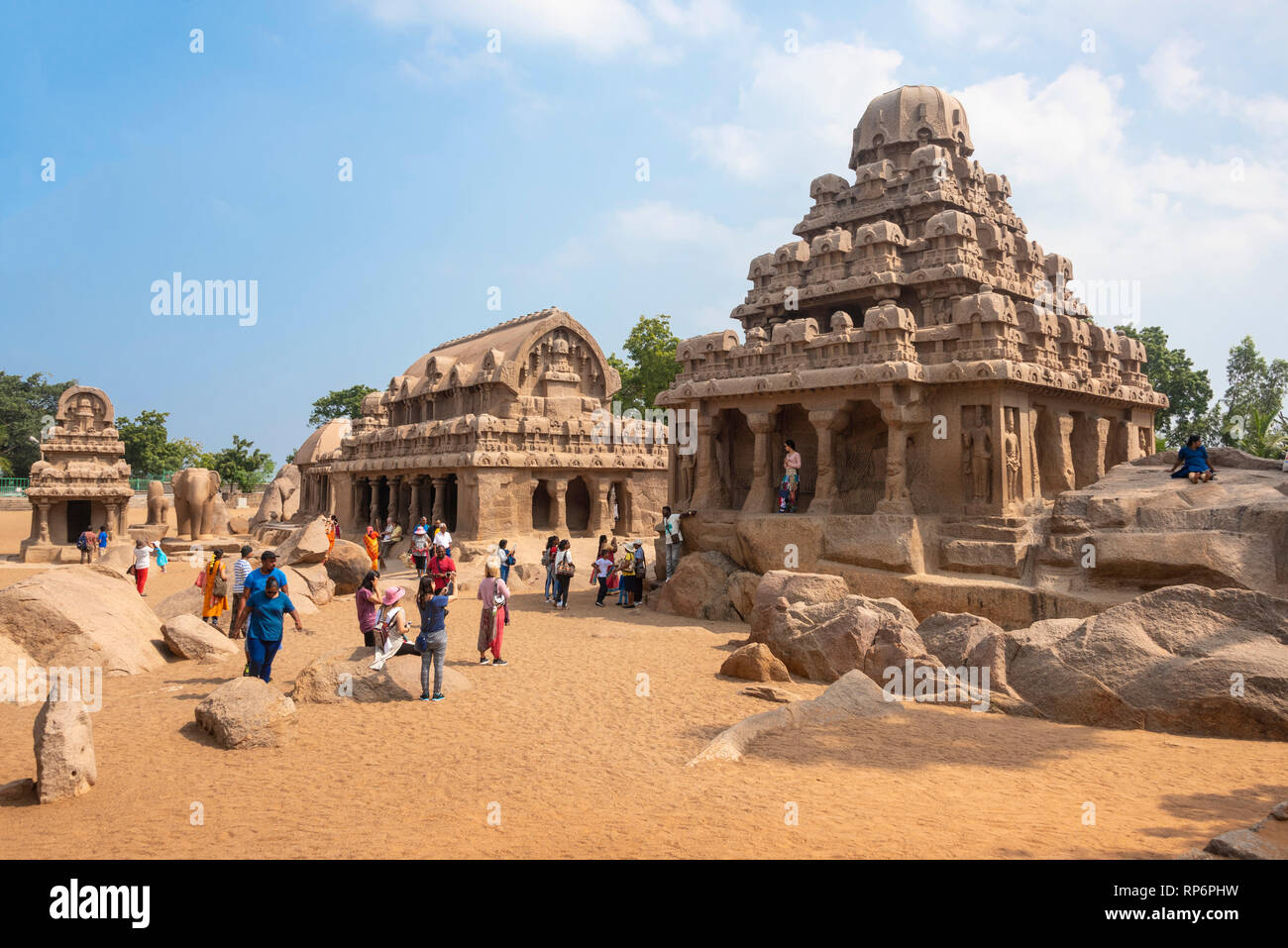 Rathas Pancha également connu sous le nom de cinq Rathas ou Rathas Pandava dans Mahabalipuram avec les touristes et les habitants de le visiter pendant un jour ensoleillé, ciel bleu. Banque D'Images